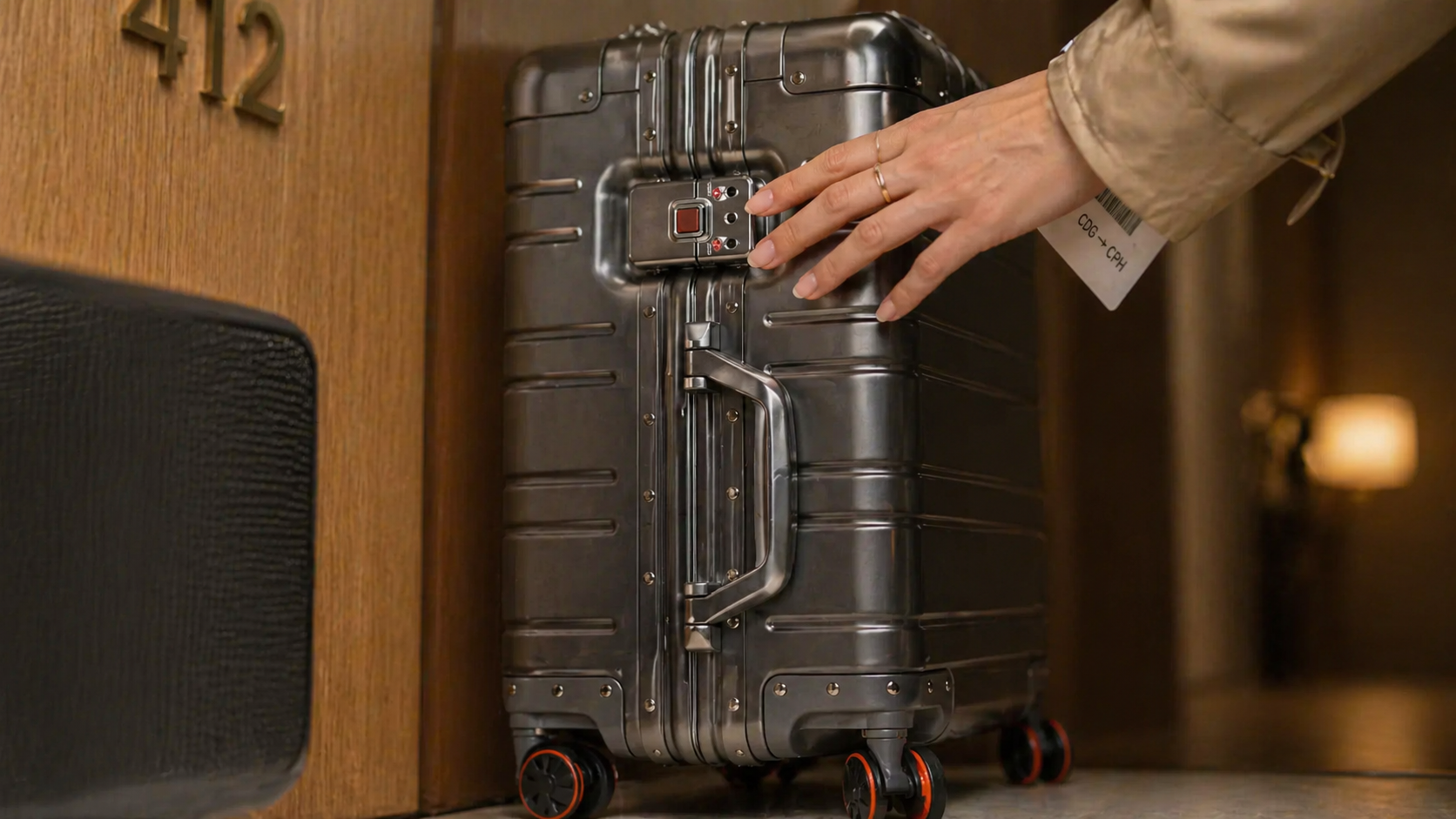 Nærbillede af aluminiumsramme og to TSA-låse, lukket position