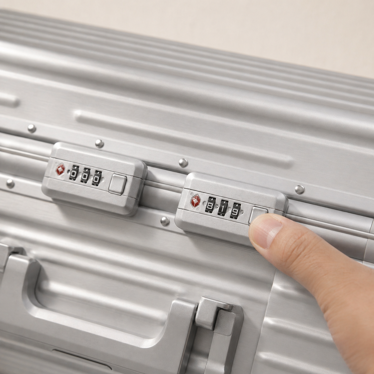 Detalje af aluminiumsramme og TSA-lås på Business Pilot